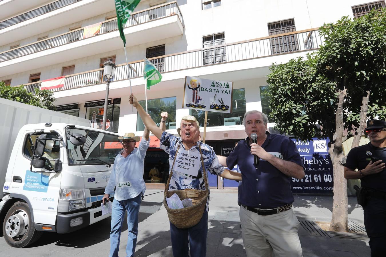 Protesta de agricultores en el consulado americano de Sevilla