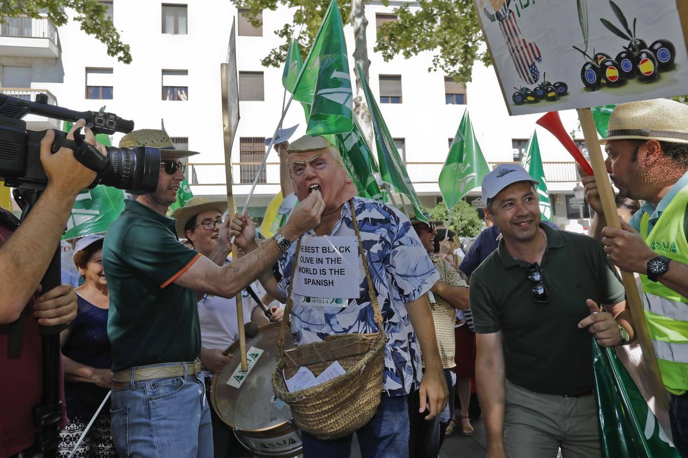 Trump «se aparece» en la Plaza Nueva en la protesta contra los aranceles a la aceituna