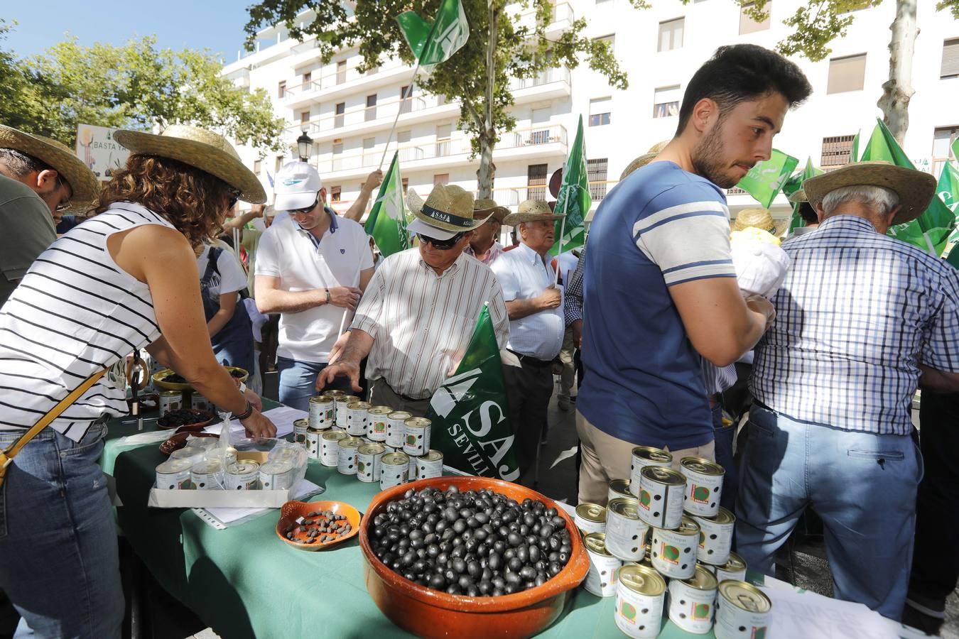 Protesta de agricultores en el consulado americano de Sevilla