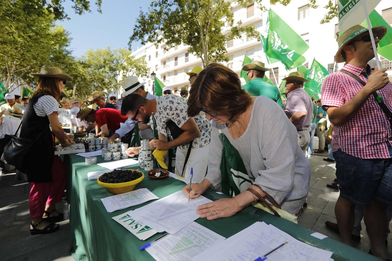 Protesta de agricultores en el consulado americano de Sevilla