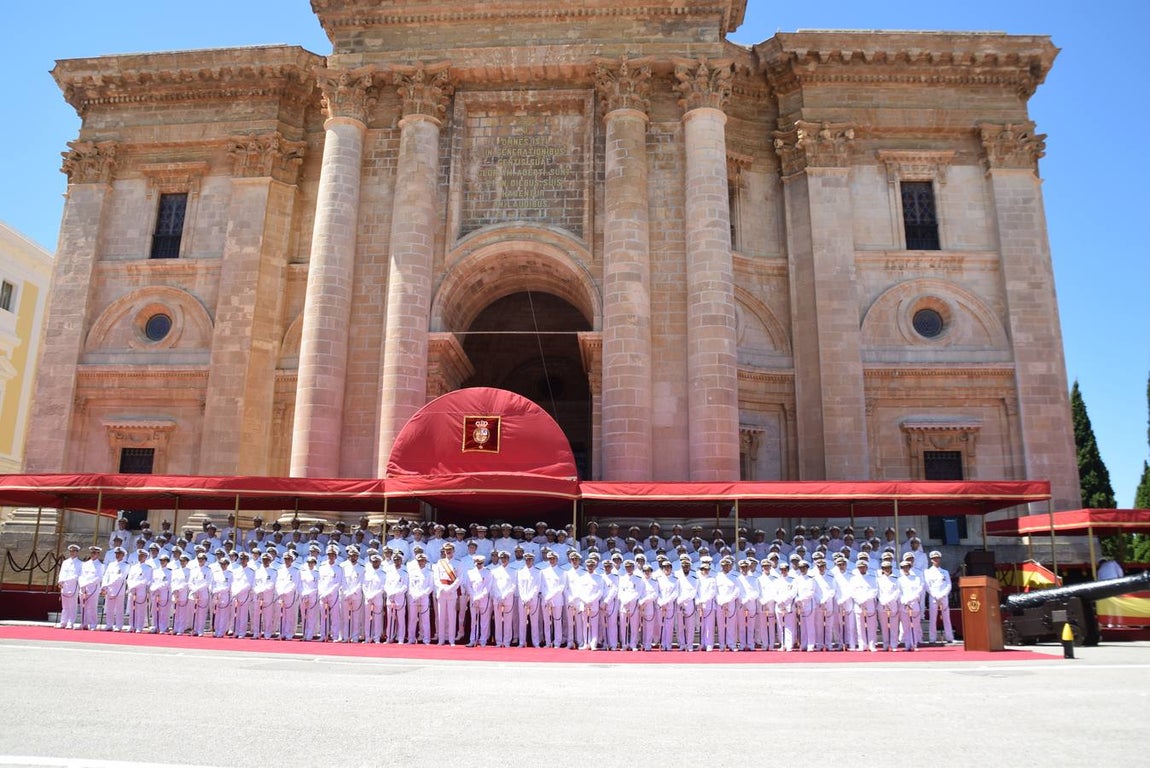 El Rey Felipe VI preside la entrega de Despachos en la Escuela de Suboficiales