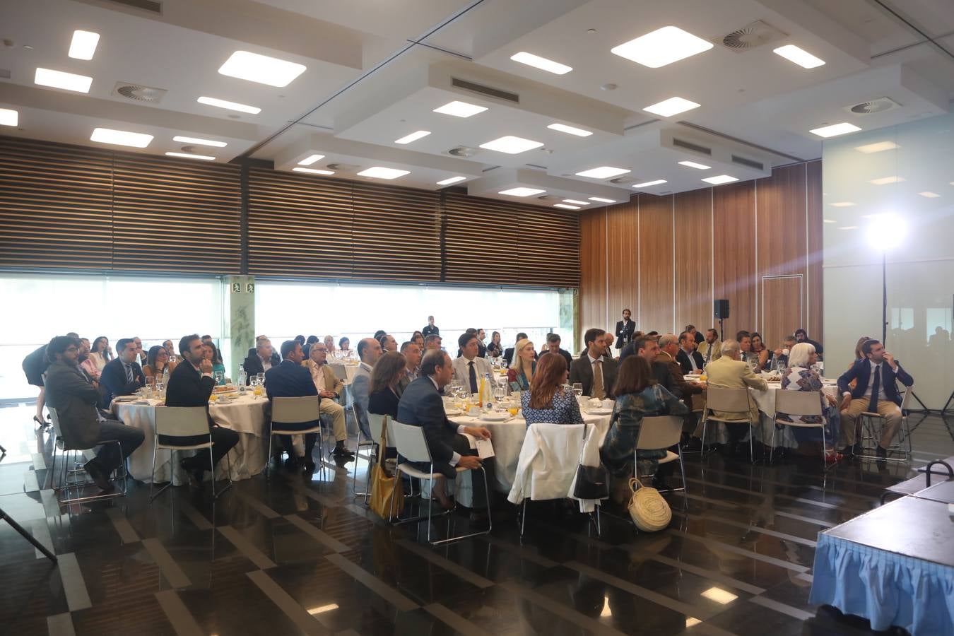 Vista general de los asistentes durante el desayuno 'La Mirada Económica' en el Parador de Cádiz.