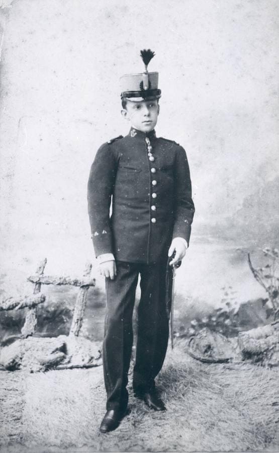 Alfonso XIII posa con el uniforme de alumno de la Academia de Infantería. 