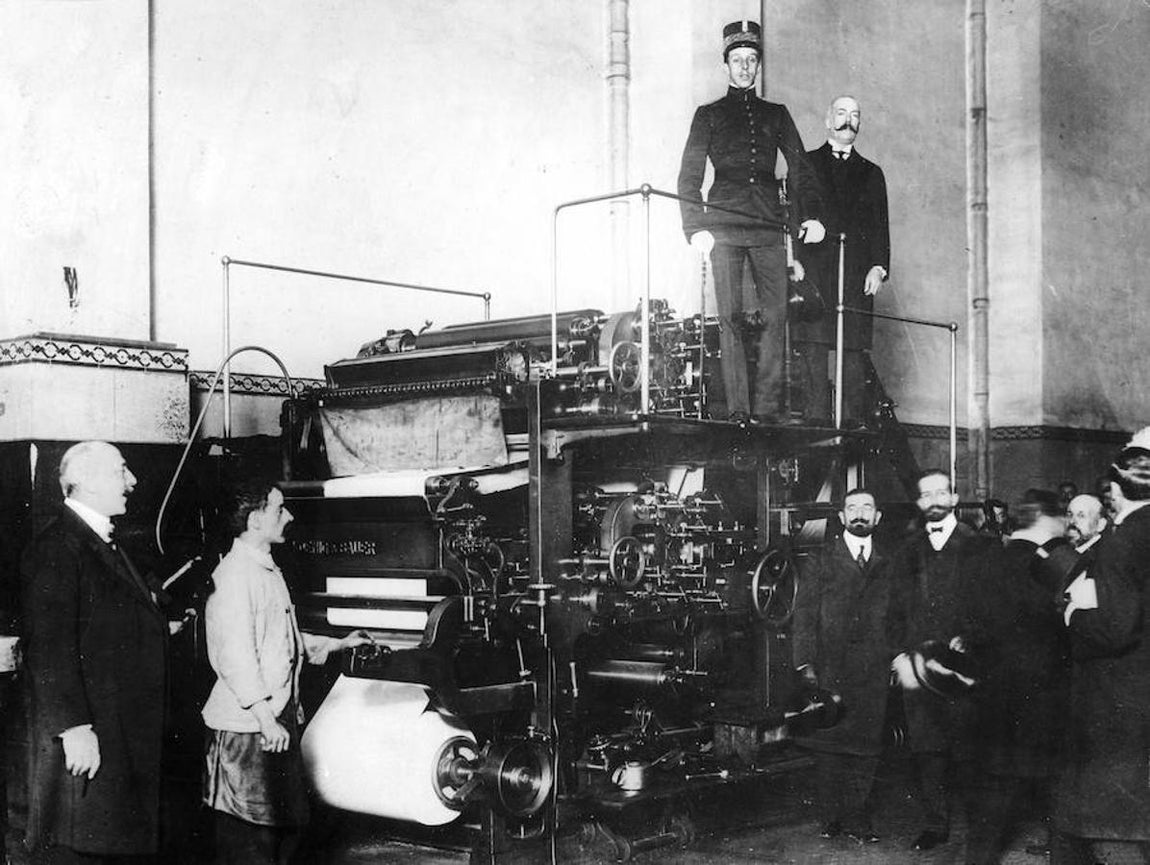 Alfonso XIII en una de las rotativas de ABC junto al director Luca de Tena. 