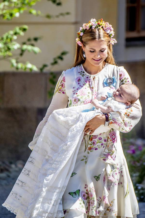 Magdalena de Suecia con un primaveral vestido y corona de flores en el bautizo de la Princesa Adrienne. 