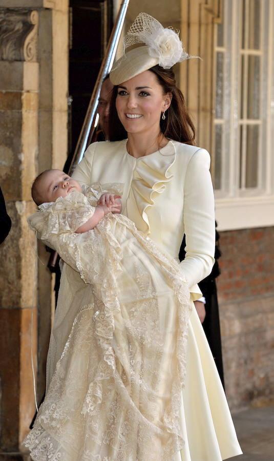 La dquuesa de Cambridge, de color crudo en el bautizo del príncipe Jorge. 