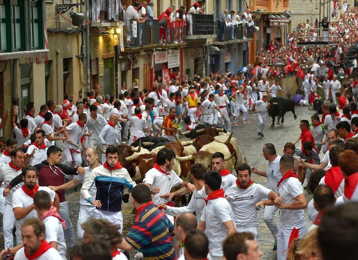 Las mejores imágenes del encierro de San Fermín del 7 de julio