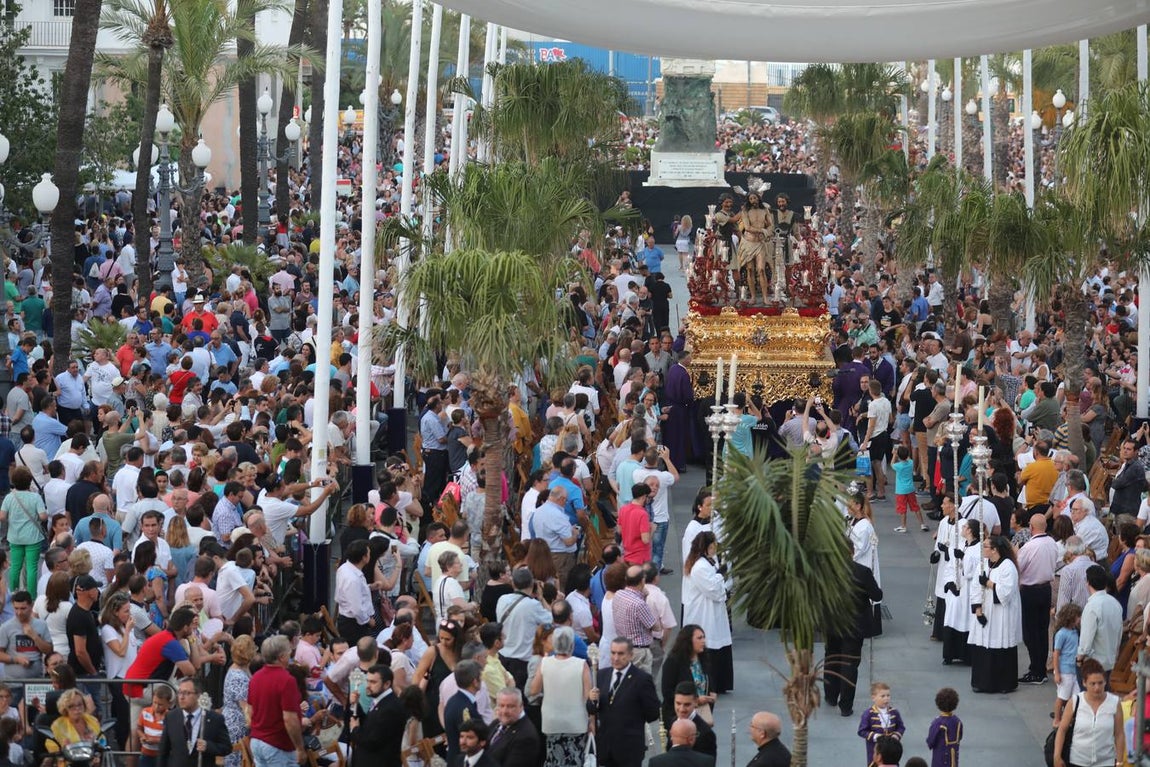 El Vía Crucis diocesano de Cádiz, en imágenes