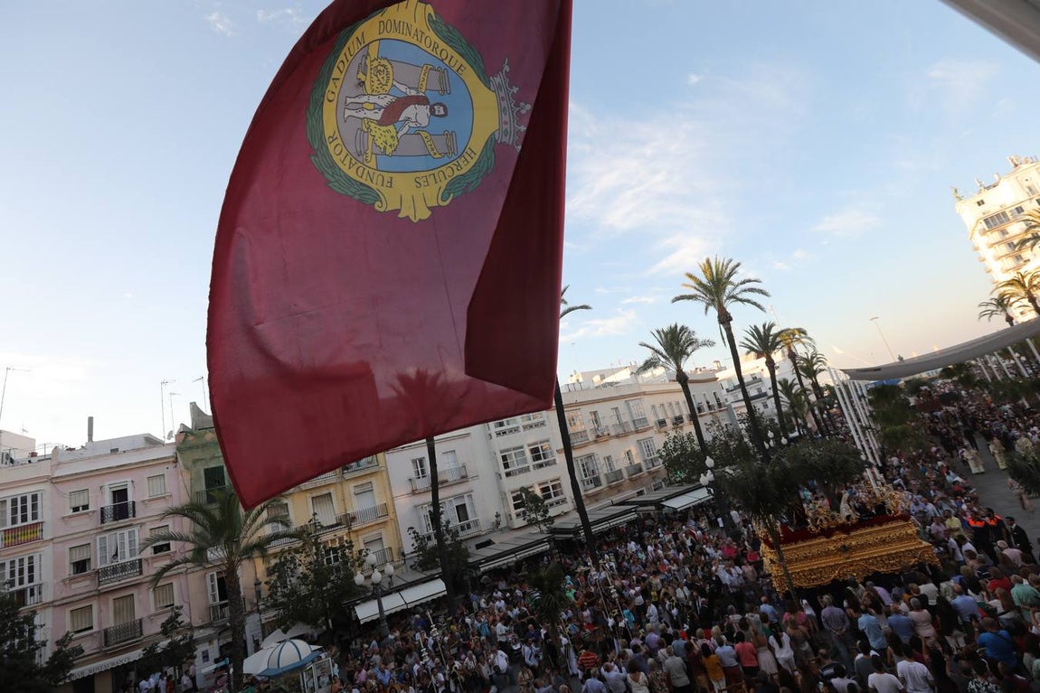 El Vía Crucis diocesano de Cádiz, en imágenes