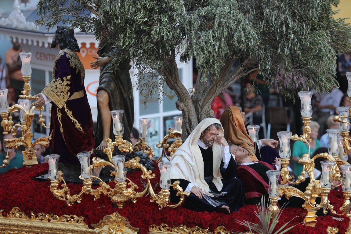El Vía Crucis diocesano de Cádiz, en imágenes