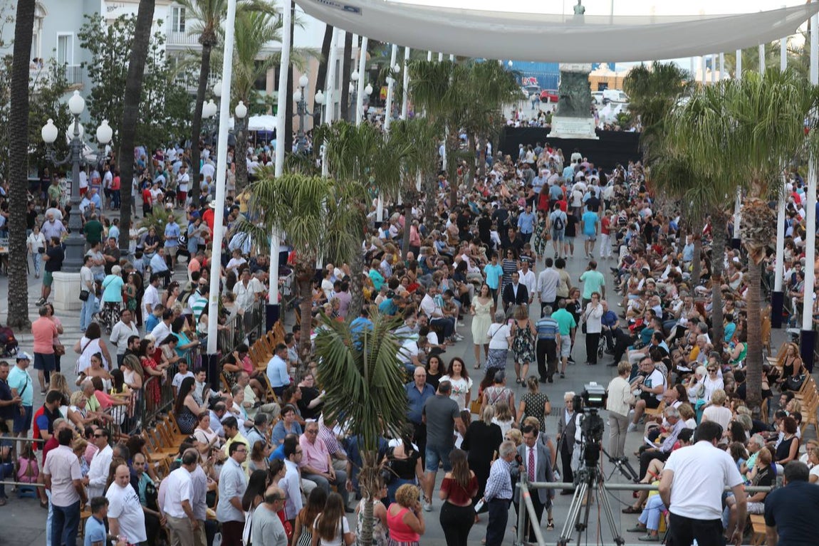 El Vía Crucis diocesano de Cádiz, en imágenes