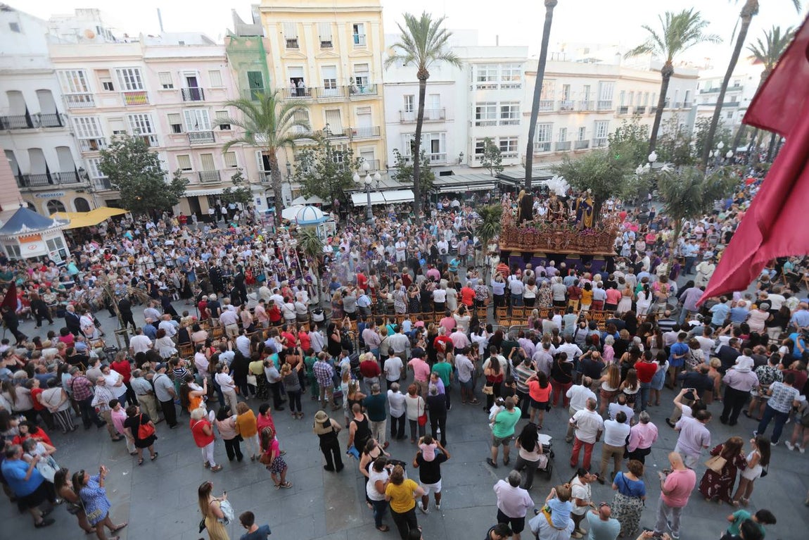 El Vía Crucis diocesano de Cádiz, en imágenes