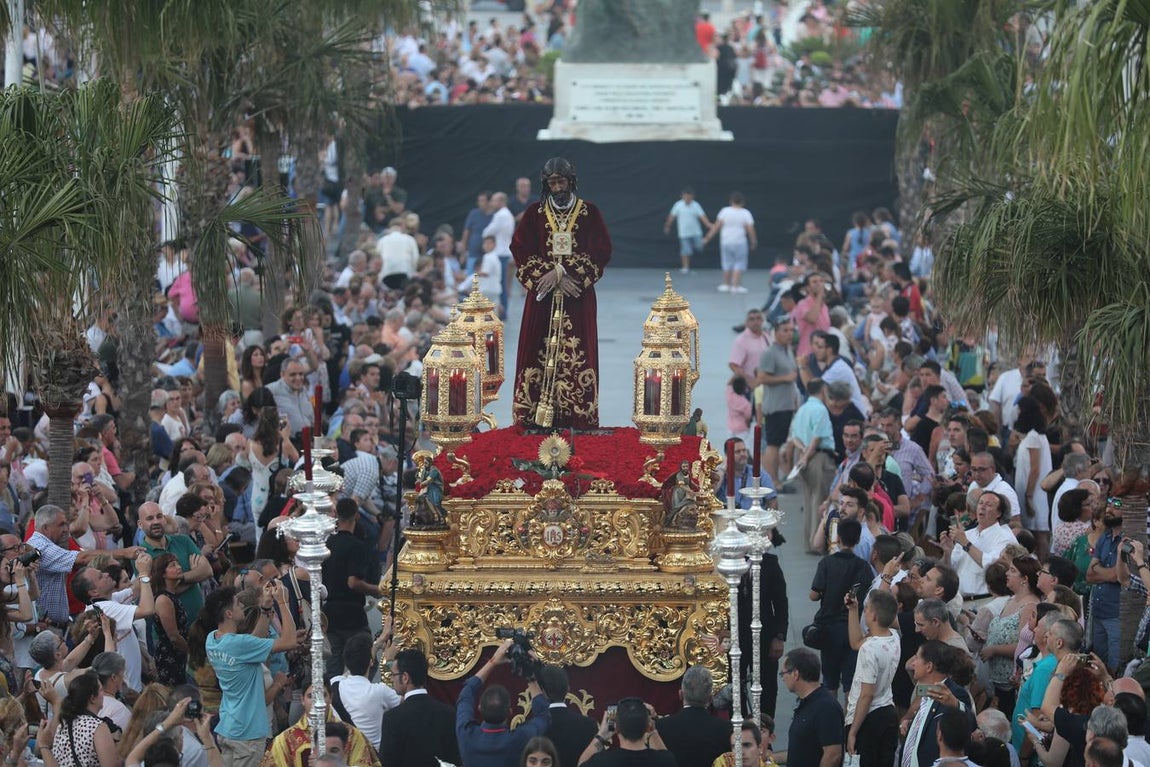 El Vía Crucis diocesano de Cádiz, en imágenes
