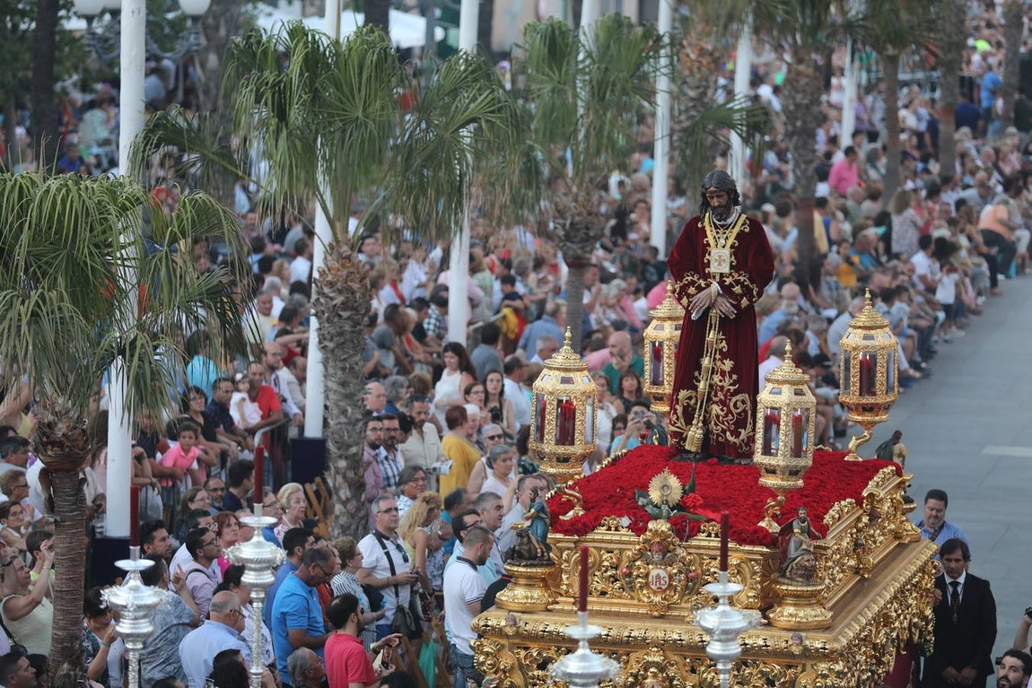 El Vía Crucis diocesano de Cádiz, en imágenes