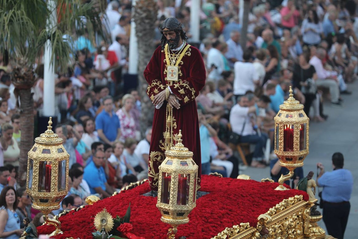 El Vía Crucis diocesano de Cádiz, en imágenes