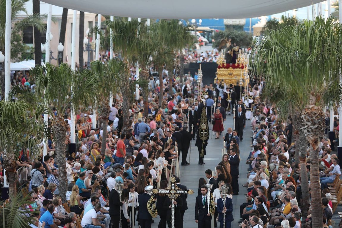 El Vía Crucis diocesano de Cádiz, en imágenes