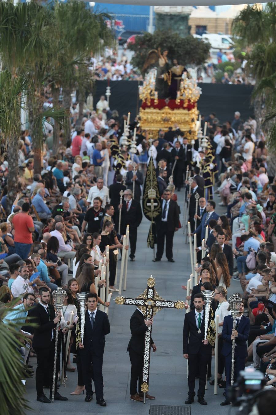 El Vía Crucis diocesano de Cádiz, en imágenes