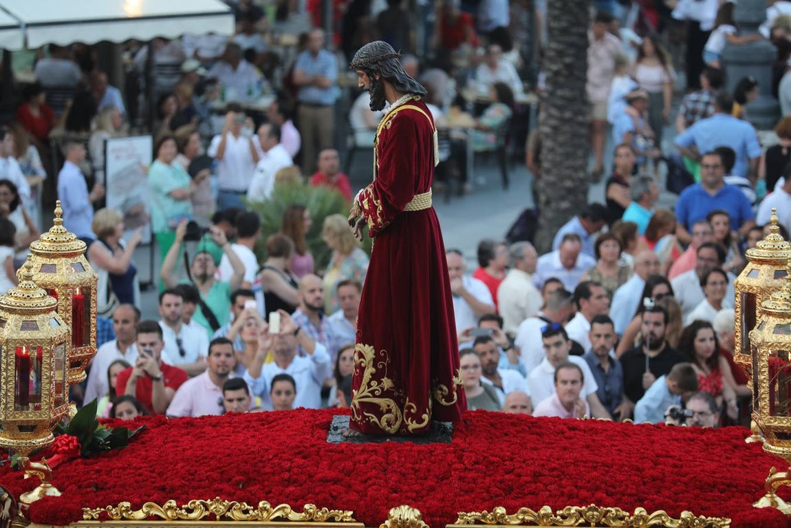 El Vía Crucis diocesano de Cádiz, en imágenes (II)