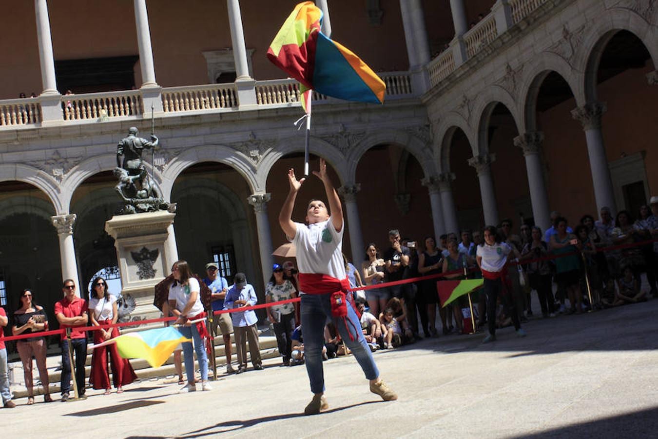 El Baile de la Bandera «toma» el Alcázar de Toledo