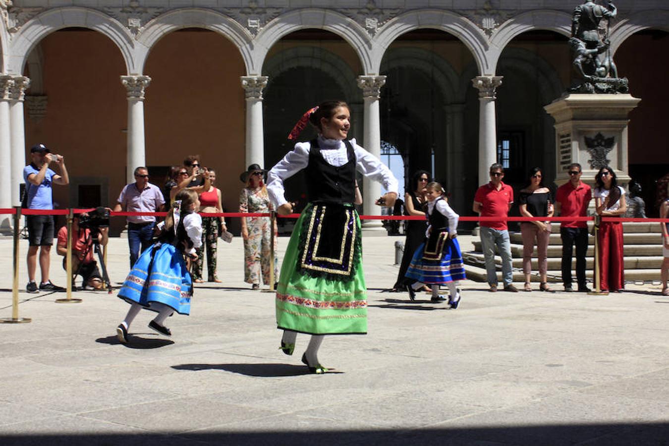 El Baile de la Bandera «toma» el Alcázar de Toledo