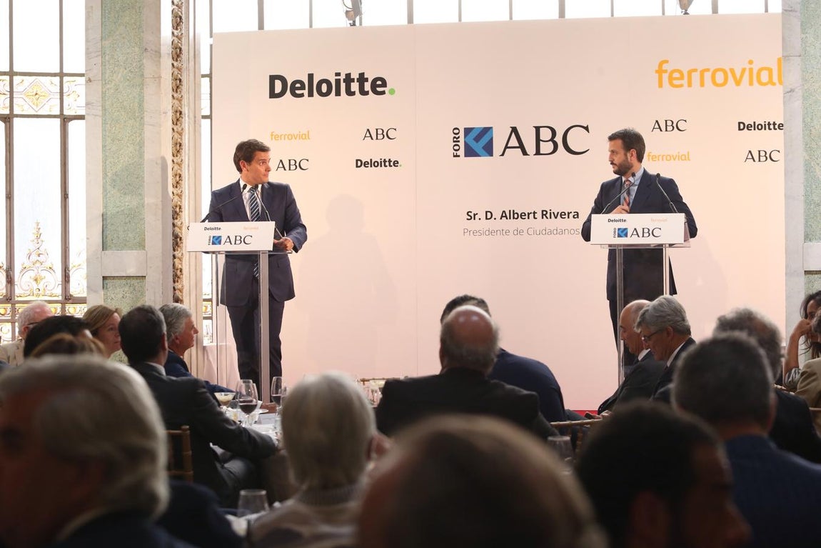 Albert Rivera y el redactor jefe de España en ABC, Juan Fernández-Miranda (derecha), durante el Foro de ABC. 