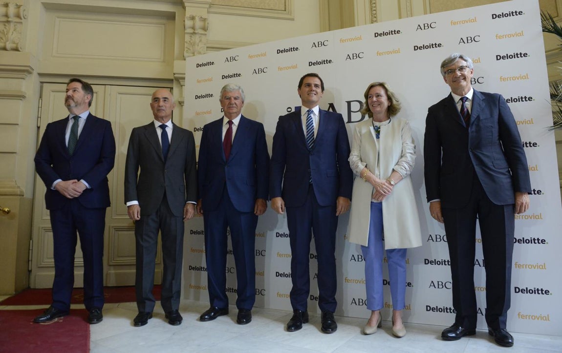 De izquierda a derecha: Bieito Rubido, director de ABC; Rafael del Pino, presidente de Ferrovial; Santiago Bergareche, presidente de Vocento; Albert Rivera, presidente de Ciudadanos; Catalina Luca de Tena, presidenta editora de diario ABC, y Fernando Ruiz, presidente de Deloitte.. 