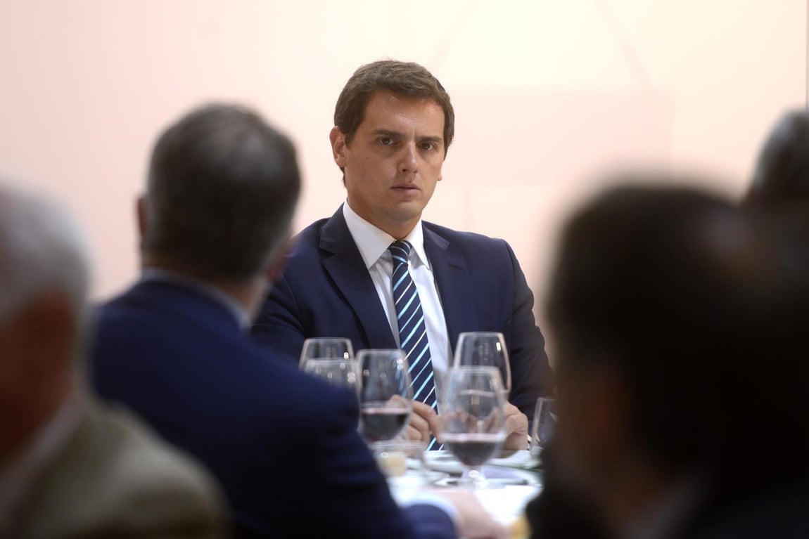 Albert Rivera, durante el almuerzo del Foro ABC, donde el presidente de Ciudadanos calificó el encuentro de este lunes en La Moncloa como un movimiento que persigue únicamente la «supervivencia política» de Sánchez, al que acusa de «limpiar la imagen» de Torra. 