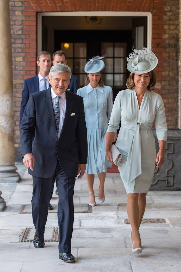 Michael y Carole Middleton, detrás Pippa Middleton y James Matthews. 