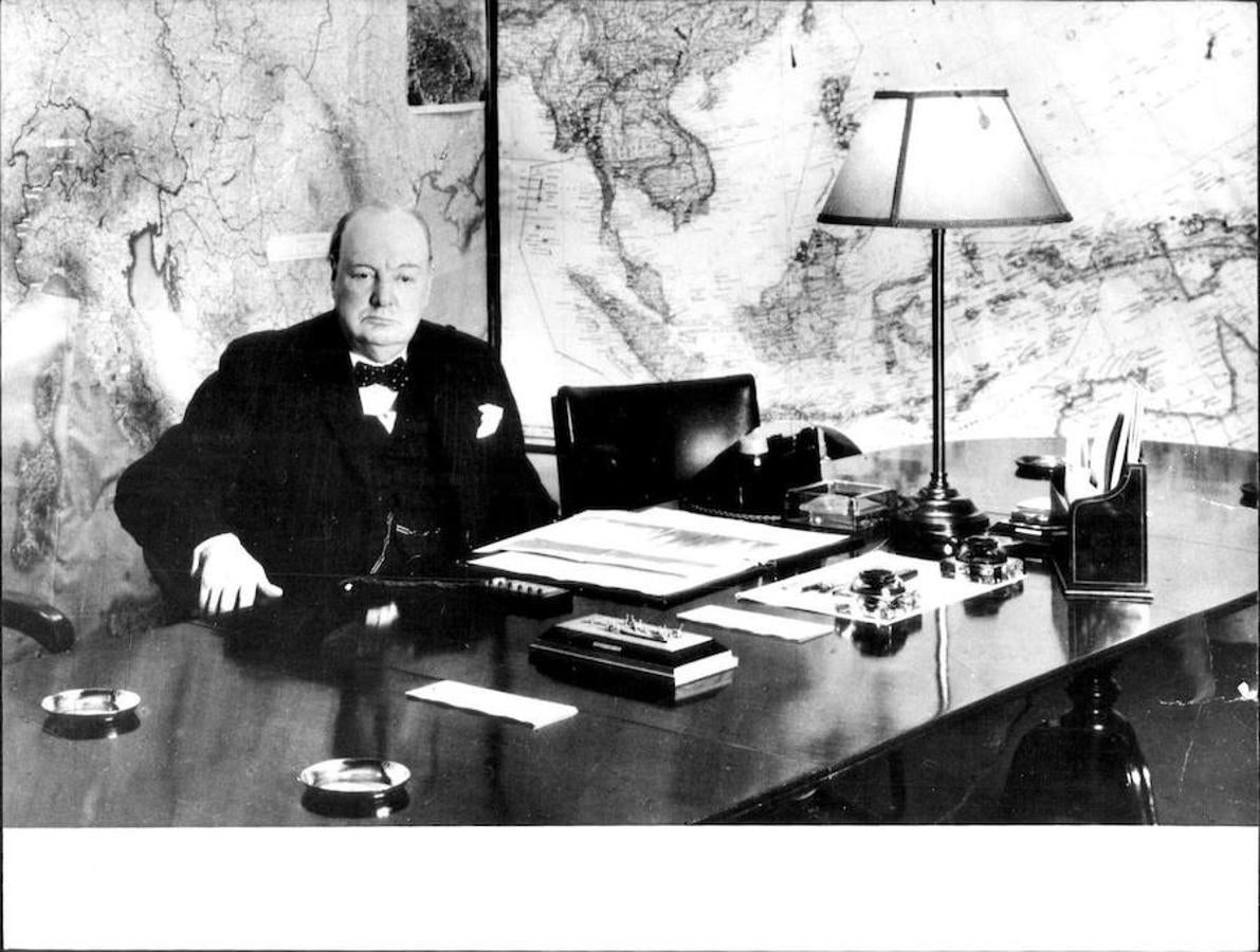 Winston Churchill en su despacho. 