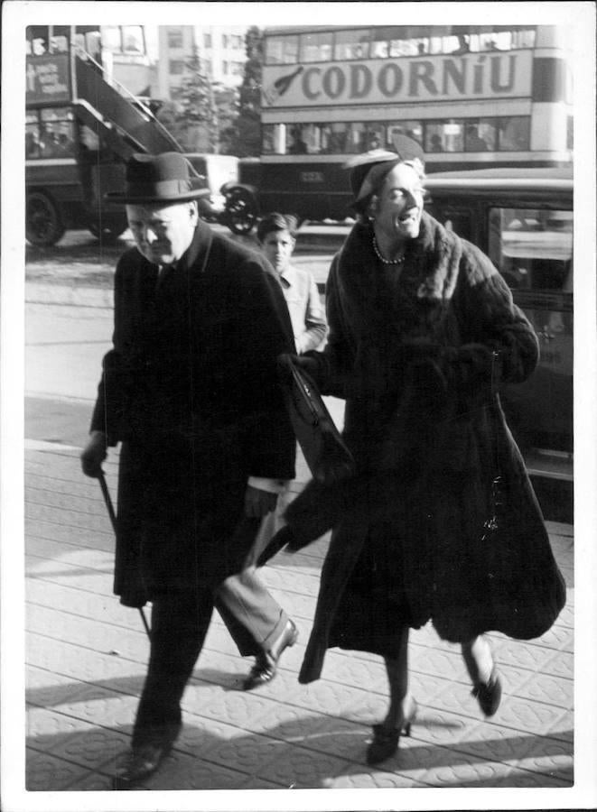 Churchill y su mujer en Barcelona. 