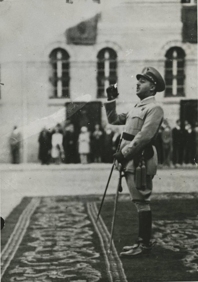 Franco dirigiéndose a los cadetes de la Academia de Zaragoza. 