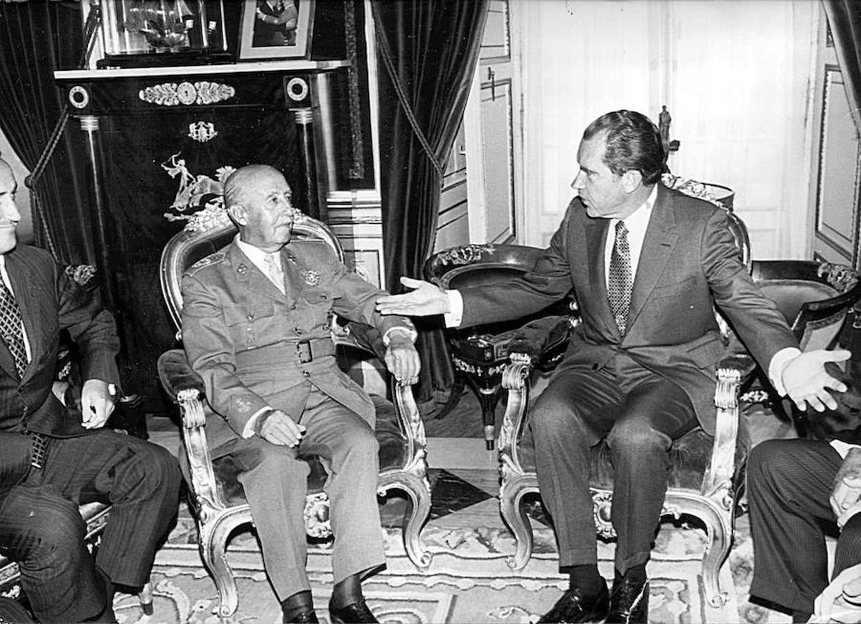 Entrevista en el Palacio del Prado entre Franco y Nixon. 