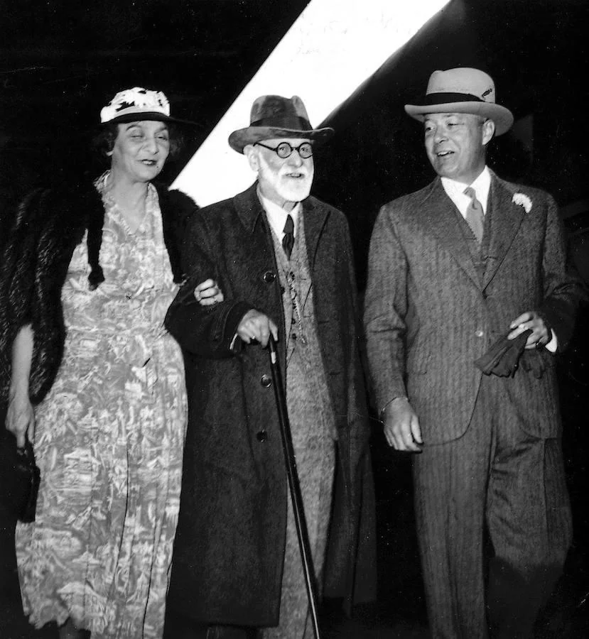 Freud y su mujer llegan a París procedentes de Viena. A los 82 años emigra a Viena por el exilio a causa de Hitler