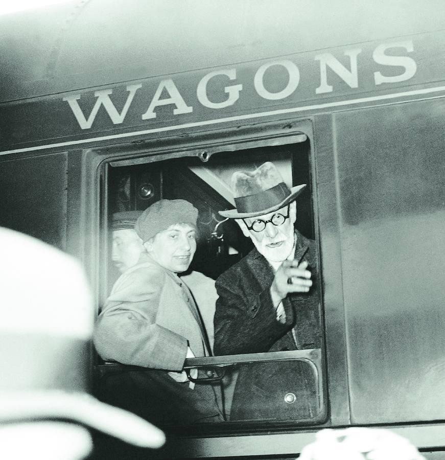 Freud y su hija llegando a la estación de tren de París. 