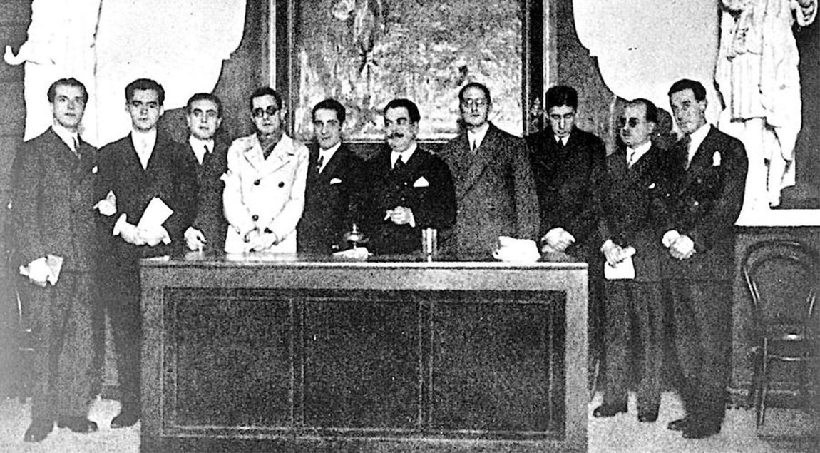 Homenaje a Góngora en el Ateneo de Sevilla. De izquierda a derecha, Rafael Alberti, García Lorca, Juan Chabas, Mauricio Bacarise, José Platero, Blasco Gazón, Jorgue Guillén, José Bergamín, Dámaso Alonso y Gerardo Diego.