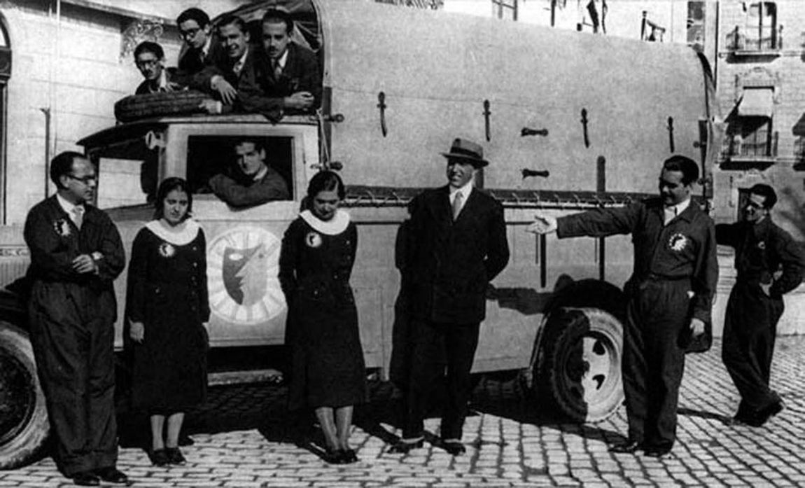 Lorca junto a Eduardo Ugarte y el grupo La Barraca presenta a Pedro Salinas. 
