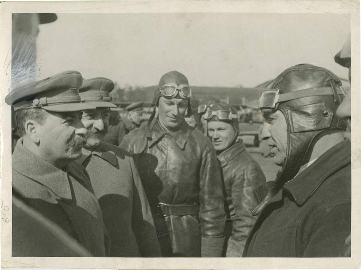 Josif Stalin y Sergó Ordzhonikidze, saludan al aviador Valeri Chkálov en el aeródromo de Moscú.. 