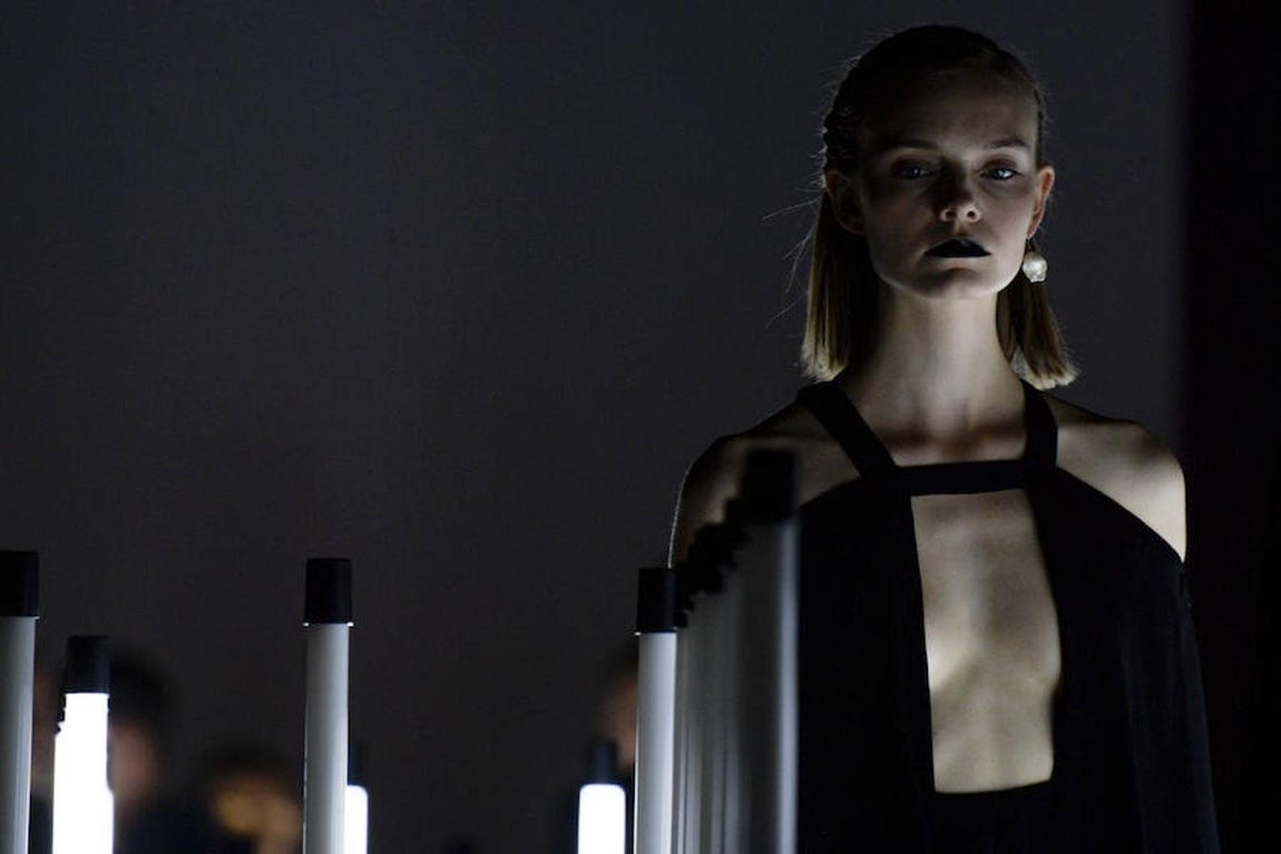 Juanjo Oliva tiñe de negro la moda verde