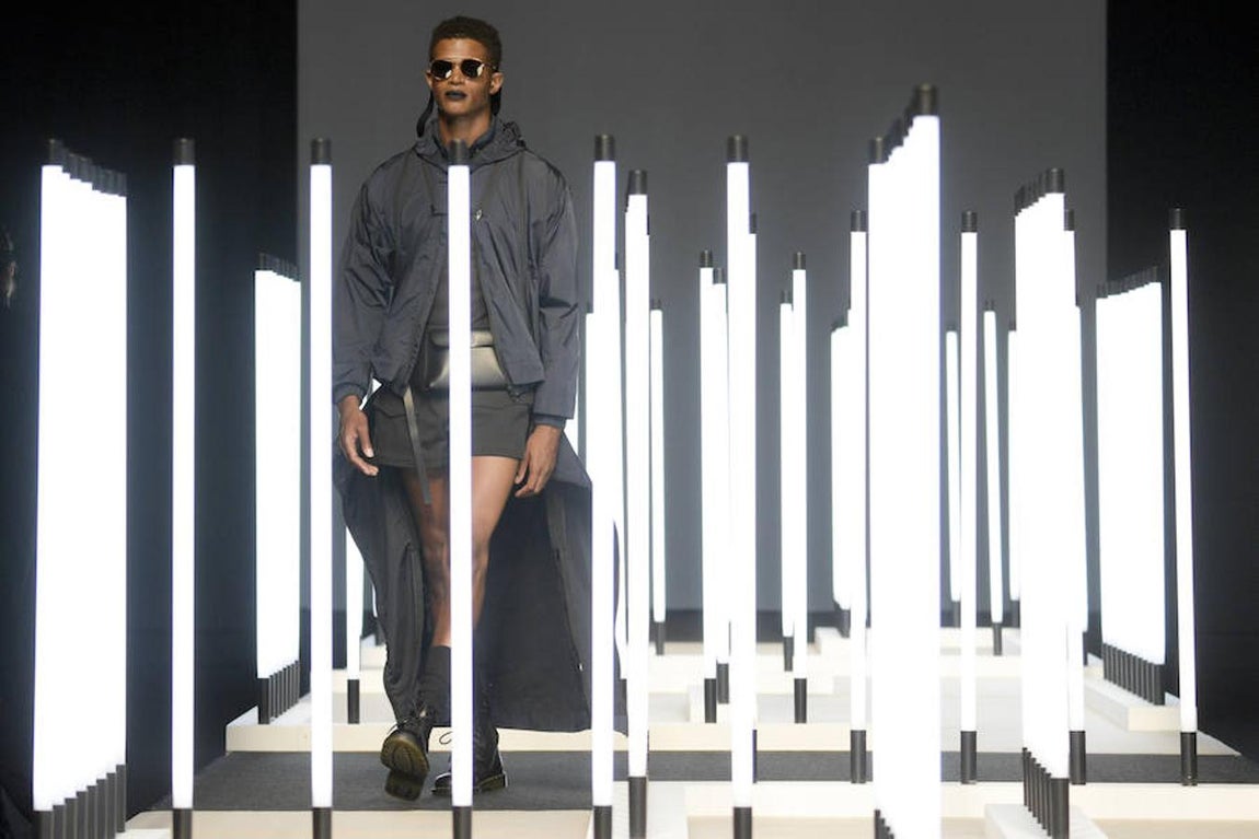 Juanjo Oliva tiñe de negro la moda verde