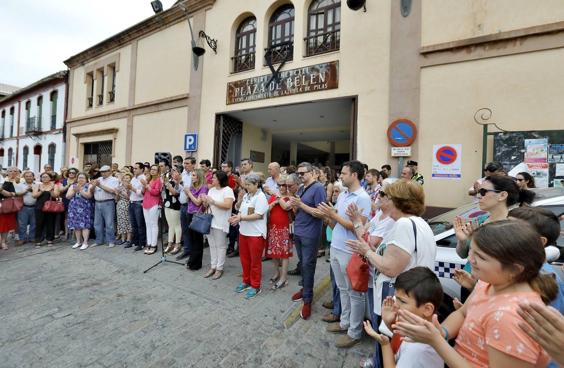 En imágenes, la concentración en Pilas por los asesinatos de Pau