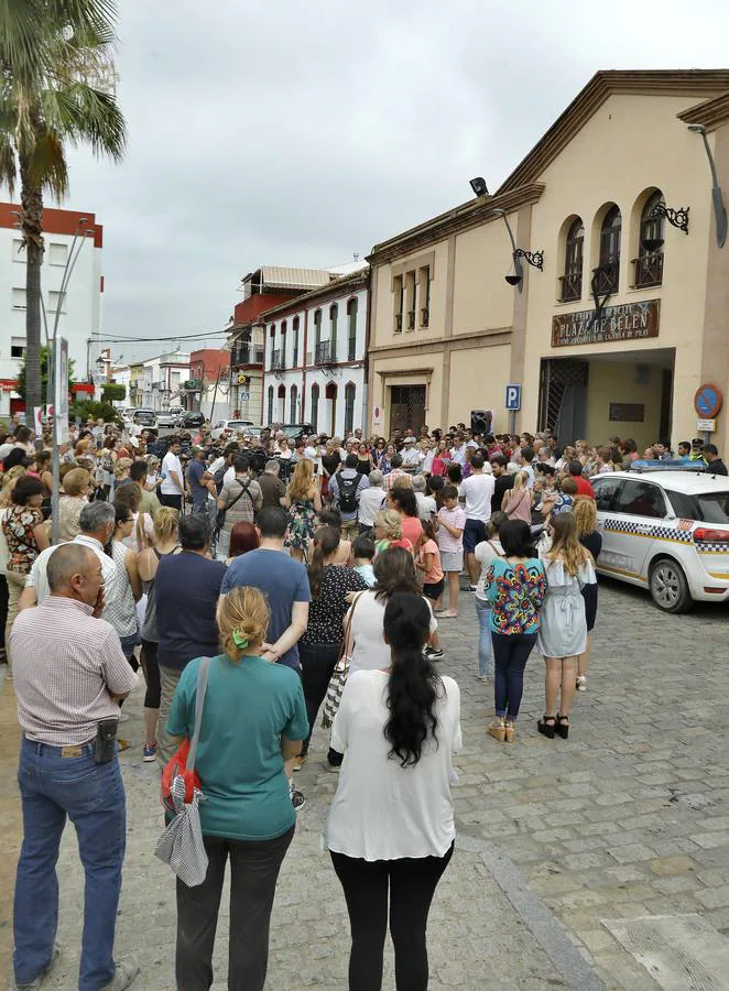 En imágenes, la concentración en Pilas por los asesinatos de Pau