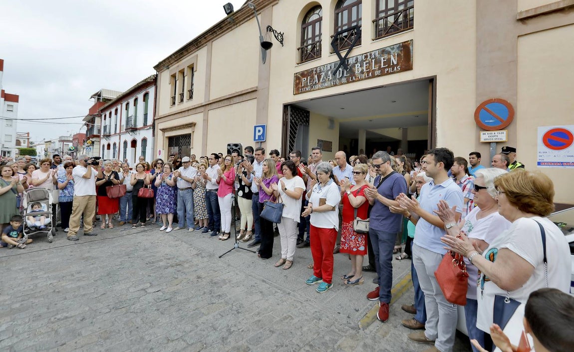 En imágenes, la concentración en Pilas por los asesinatos de Pau