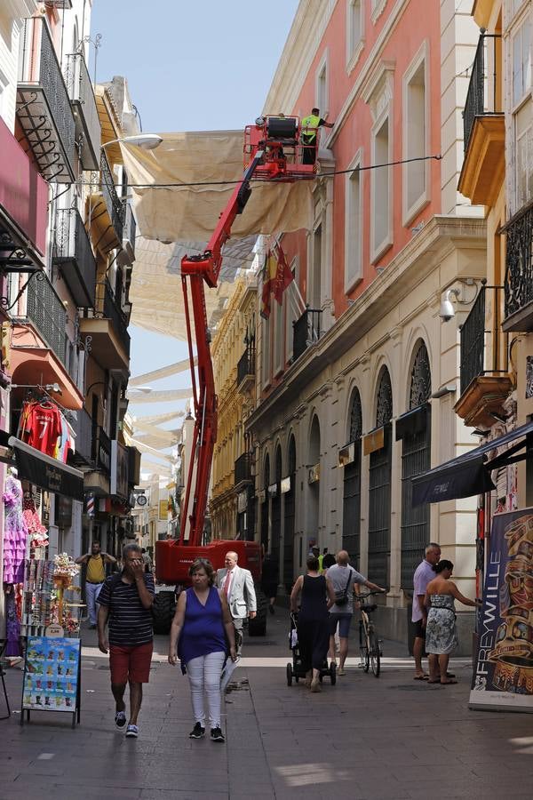 Colocación de toldos en el Centro de Sevilla por el calor