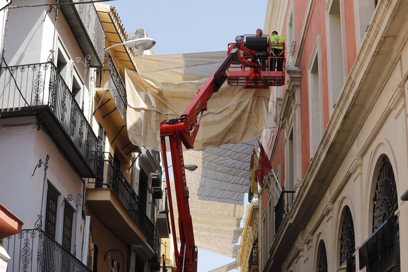 Colocación de toldos en el Centro de Sevilla por el calor