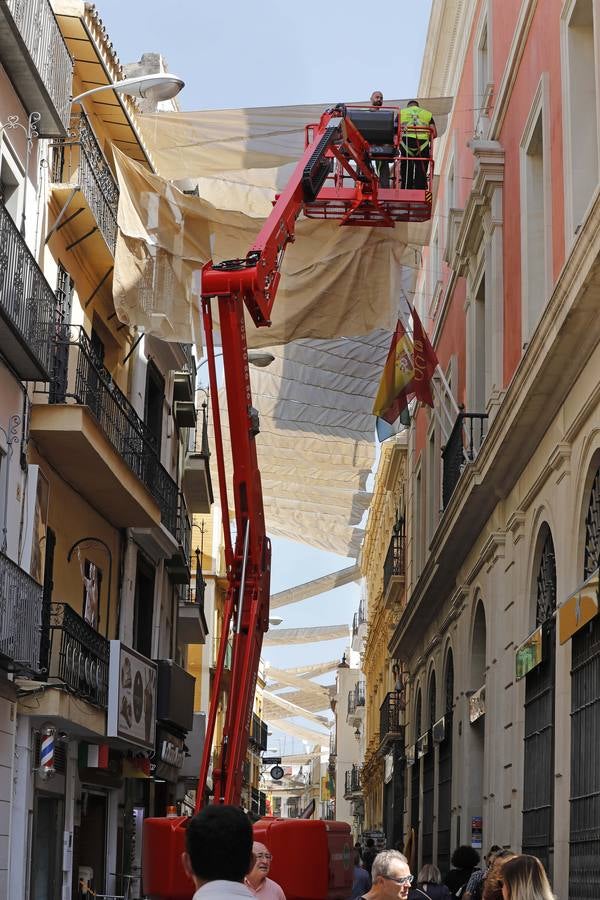 Colocación de toldos en el Centro de Sevilla por el calor