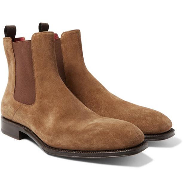 Botines de Alexander McQueen. No puede faltar en ningún armario masculino son un par de botines Chelsea, y si encima son diseñados por uno de los iconos de la moda británica, origen de este calzado, mejor que mejor. Alexander McQueen firma este modelo en ante marrón claro con suelas Goodyear®. Precio: rebajado de 890 a 445 euros.