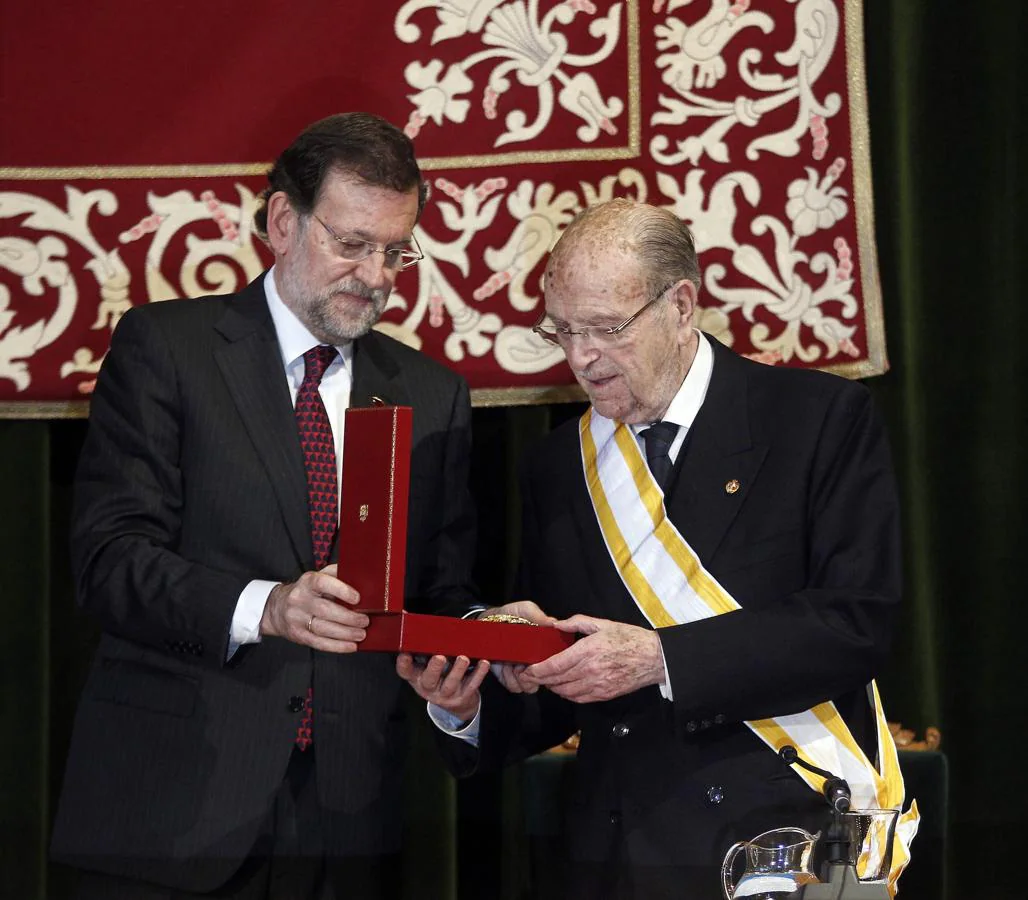 Gran Cruz de la Orden de Isabel la Católica. Albor recibió en 2013 de las manos del expresidente del Gobierno Mariano Rajoy la Gran Cruz de la Orden de Isabel la Católica