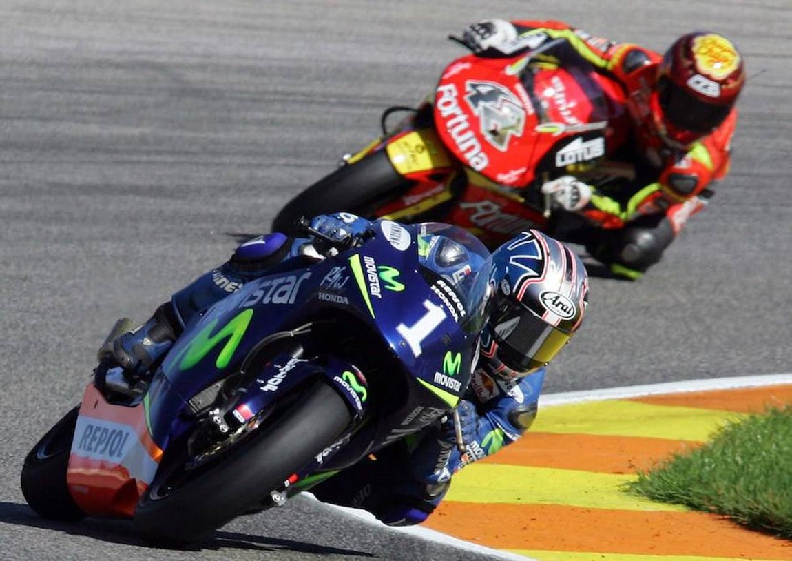 Pedrosa lucha con Lorenzo en una carrera de 250 cc. 