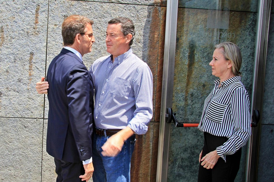 Gobierno gallego. El actual presidente de la Xunta, Alberto Núñez Feijóo, acudió al tanatorio a dar el pésame a la familia Albor.