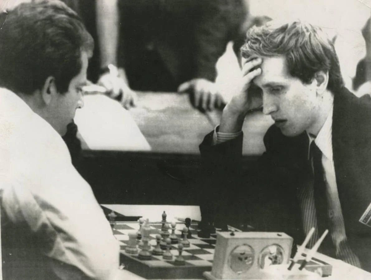 Bobby Fischer ante el que era el campeón del mundo en 1970, Boris Spassky. 